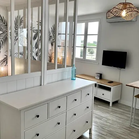 Cozy Completely Renovated With Breathtaking Views Of The Port * Saint-Martin-de-Re